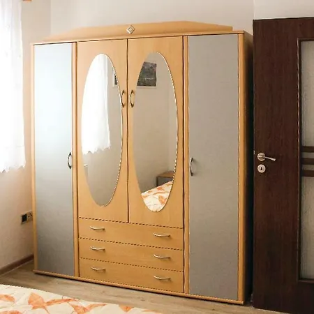 Five Bedroom Holiday In Nebahovy Prázdninový dům